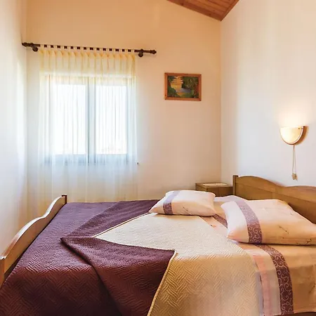 Appartement Beautiful In With Kitchen Pula